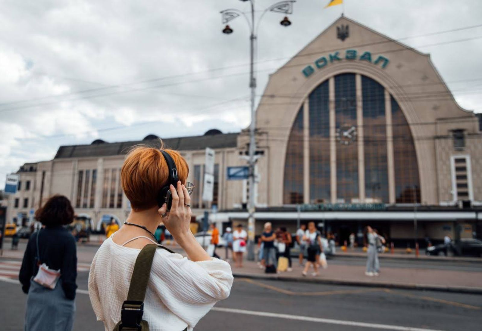 Як це — бути коханою військового: на Київському залізничному вокзалі показуватимуть імерсивну виставу pomitna