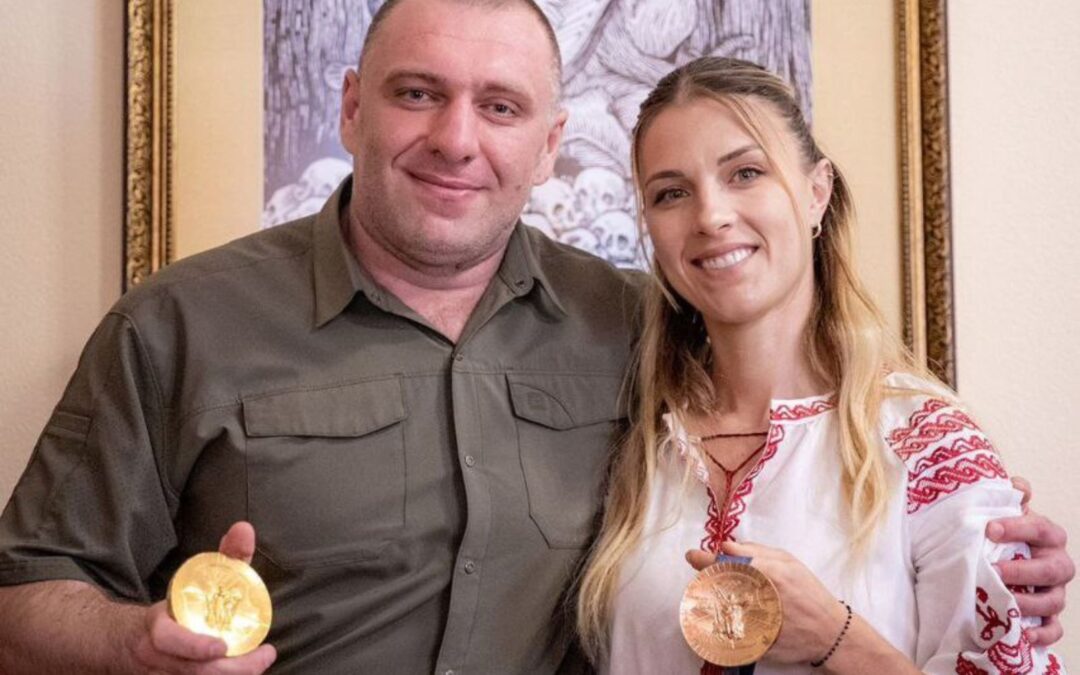 Голова СБУ вручив українській фехтувальниці Ользі Харлан пам’ятний знак «Хрест пошани»