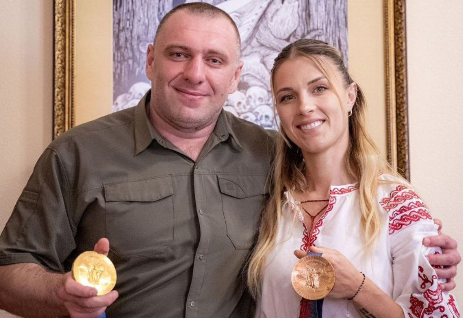 Голова СБУ вручив українській фехтувальниці Ользі Харлан пам’ятний знак «Хрест пошани»