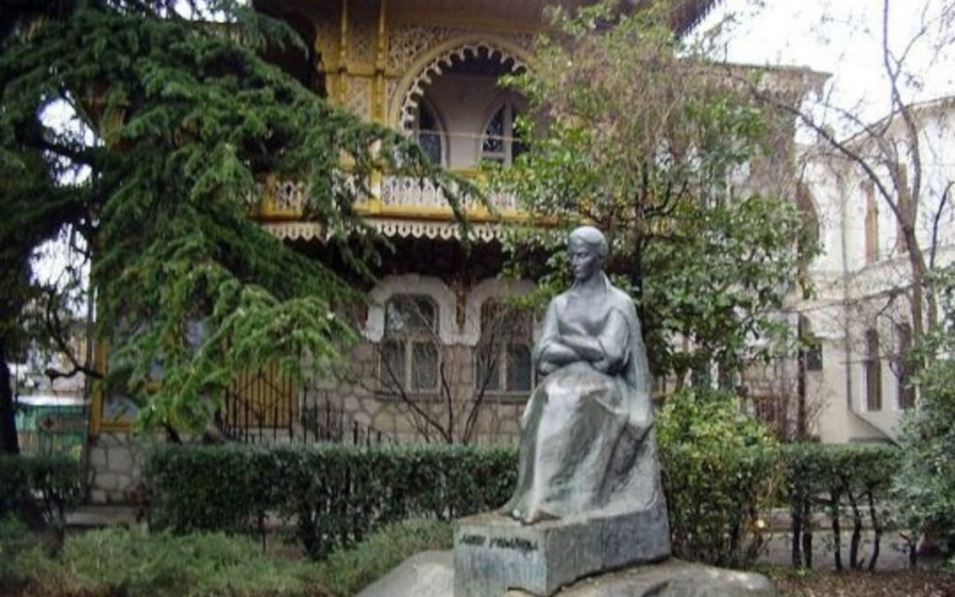 Залишились лише крихітні світлини та письмовий столик, за яким працювала: російські окупанти знищили музей Лесі Українки в Ялті