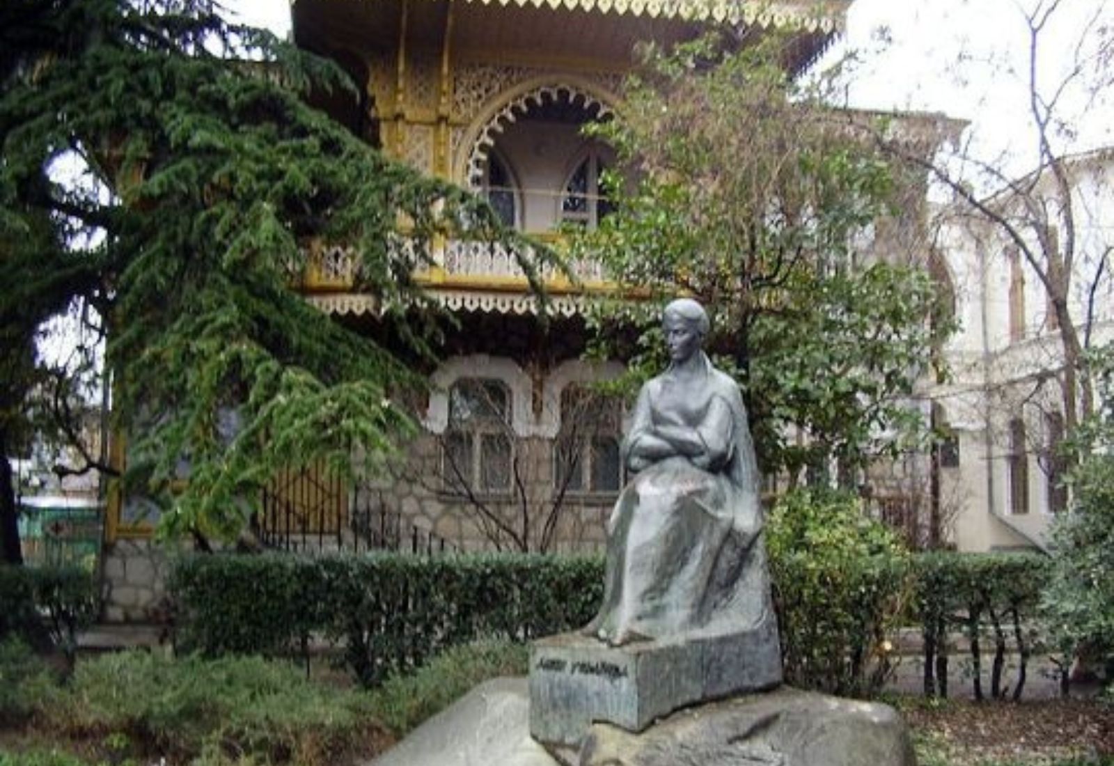 Залишились лише крихітні світлини та письмовий столик, за яким працювала: російські окупанти знищили музей Лесі Українки в Ялті