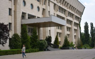 Сексуальний скандал у КНУ ім. Тараса Шевченка: студентку, яка розповіла про домагання викладача, звільнили з наукової лабораторії