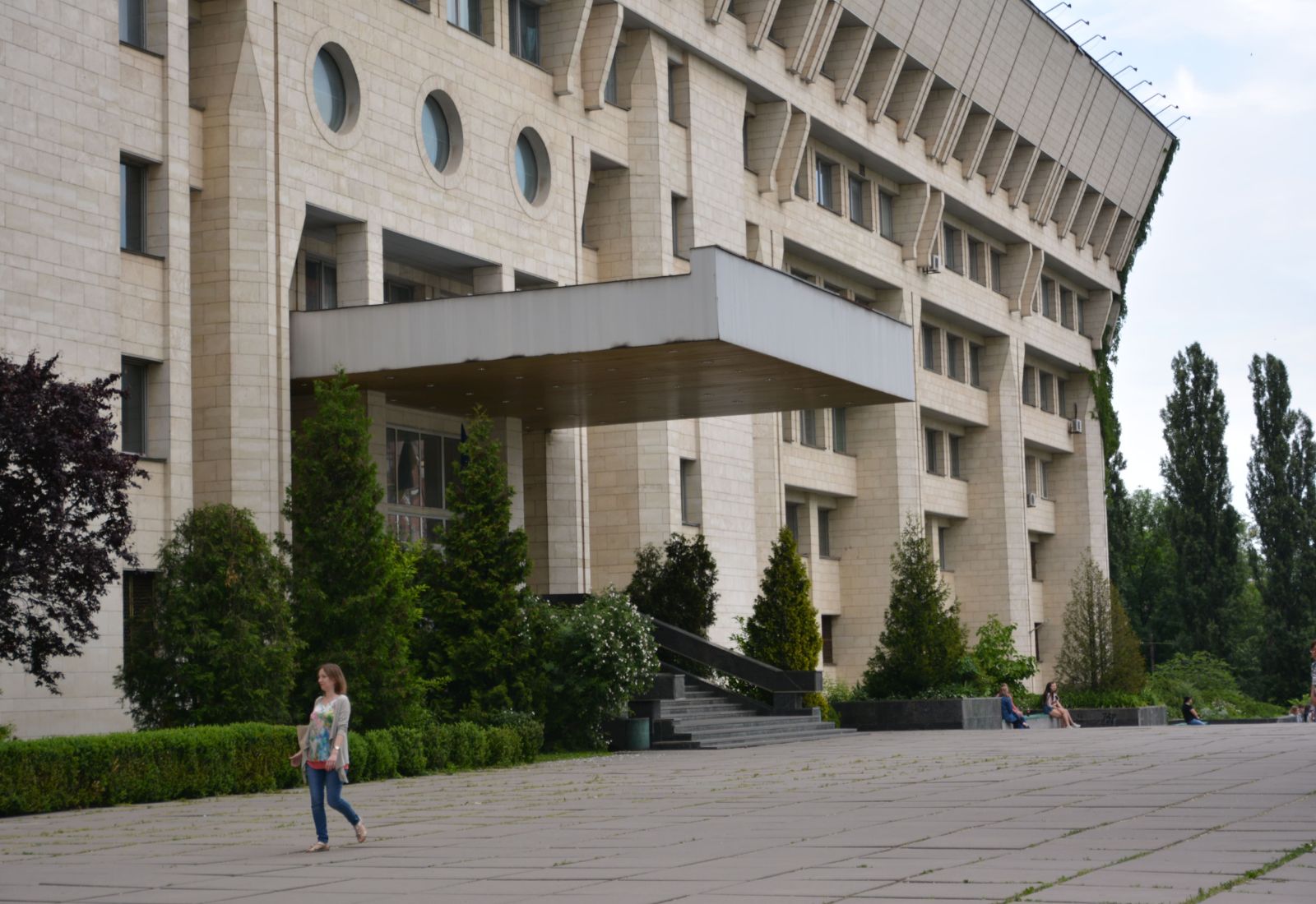 Сексуальний скандал у КНУ ім. Тараса Шевченка: студентку, яка розповіла про домагання викладача, звільнили з наукової лабораторії