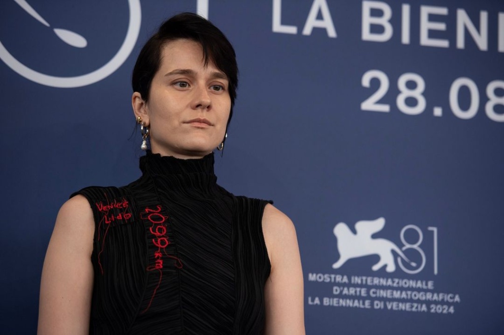 Прем’єра фільму Ольги Журби «Пісні землі, що повільно горить» у Венеції: на червоному хіднику провели акцію на підтримку українських полонених