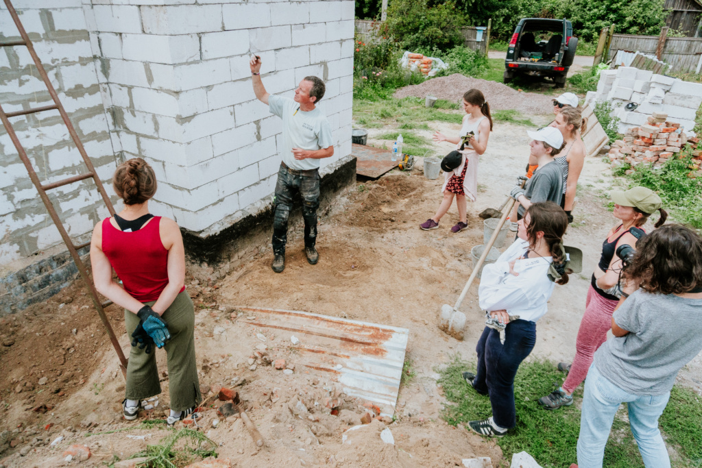 «Велике Дівництво». Як волонтерки відбудовують зруйновані будинки та долають стигму «нежіночих професій» 3 «Велике Дівництво». Як волонтерки відбудовують зруйновані будинки та долають стигму «нежіночих професій»