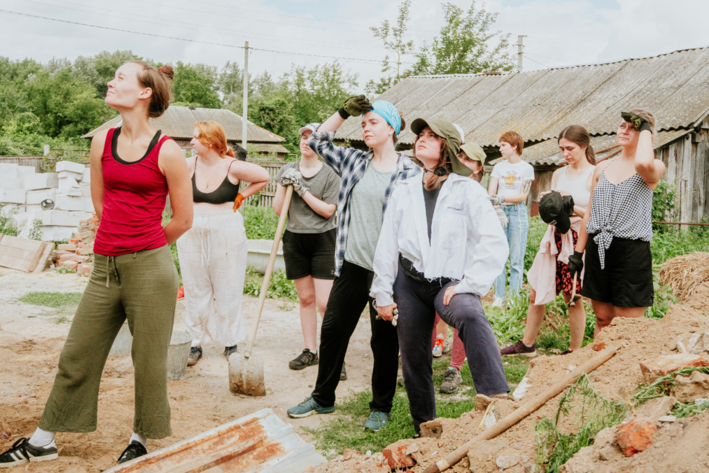 «Велике Дівництво». Як волонтерки відбудовують зруйновані будинки та долають стигму «нежіночих професій» 2 «Велике Дівництво». Як волонтерки відбудовують зруйновані будинки та долають стигму «нежіночих професій»