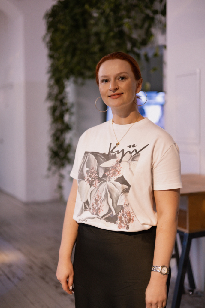 Досвід змін: Історії жінок, розказані на вечорі сторітелінгу The Tellers Night