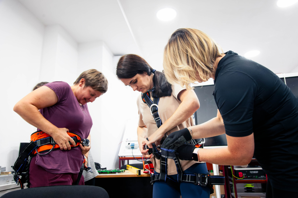 «Монтувальниця сонячних електростанцій»: дев’ять українок опанували нову професію на курсі від Greenpeace