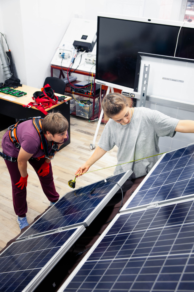 «Монтувальниця сонячних електростанцій»: дев’ять українок опанували нову професію на курсі від Greenpeace