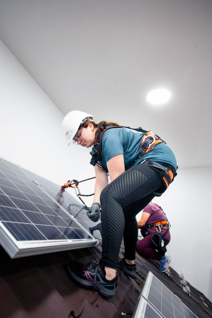 «Монтувальниця сонячних електростанцій»: дев’ять українок опанували нову професію на курсі від Greenpeace
