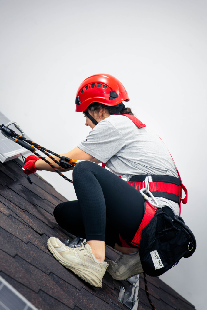 «Монтувальниця сонячних електростанцій»: дев’ять українок опанували нову професію на курсі від Greenpeace