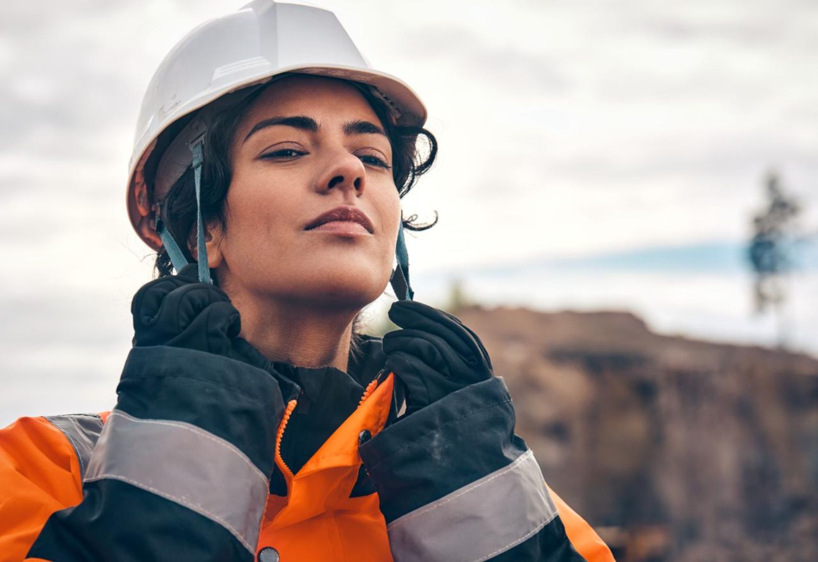 В Україні запускають програму перекваліфікації Iron Women: жінок навчатимуть управляти будівельною технікою