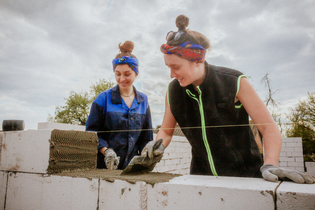 «Велике Дівництво». Як волонтерки відбудовують зруйновані будинки та долають стигму «нежіночих професій» 9 «Велике Дівництво». Як волонтерки відбудовують зруйновані будинки та долають стигму «нежіночих професій»