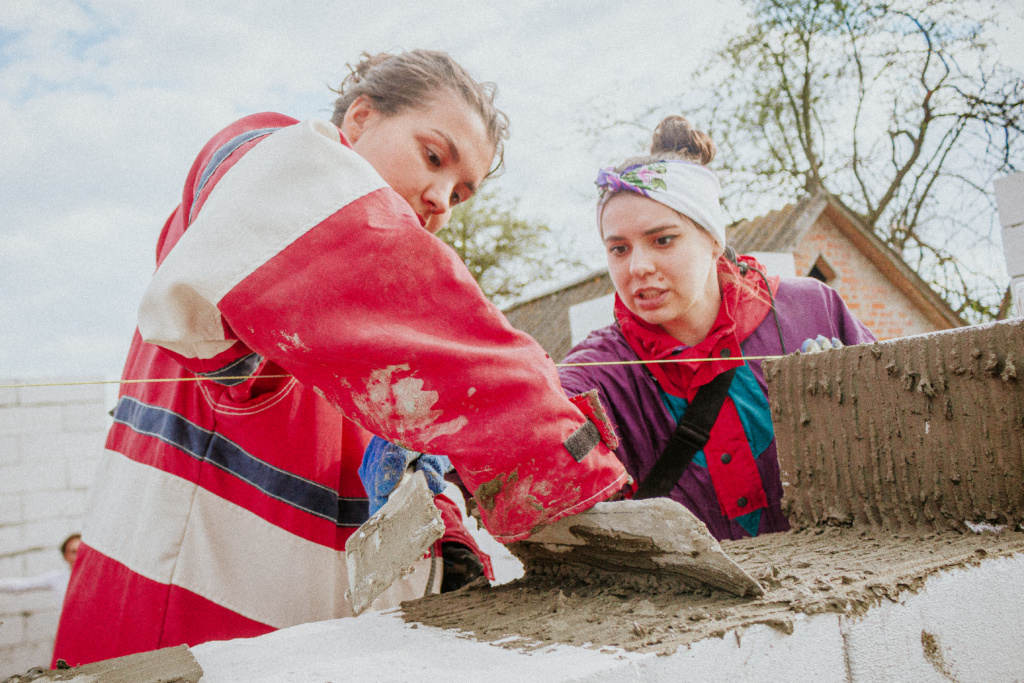 «Велике Дівництво». Як волонтерки відбудовують зруйновані будинки та долають стигму «нежіночих професій» 6 «Велике Дівництво». Як волонтерки відбудовують зруйновані будинки та долають стигму «нежіночих професій»