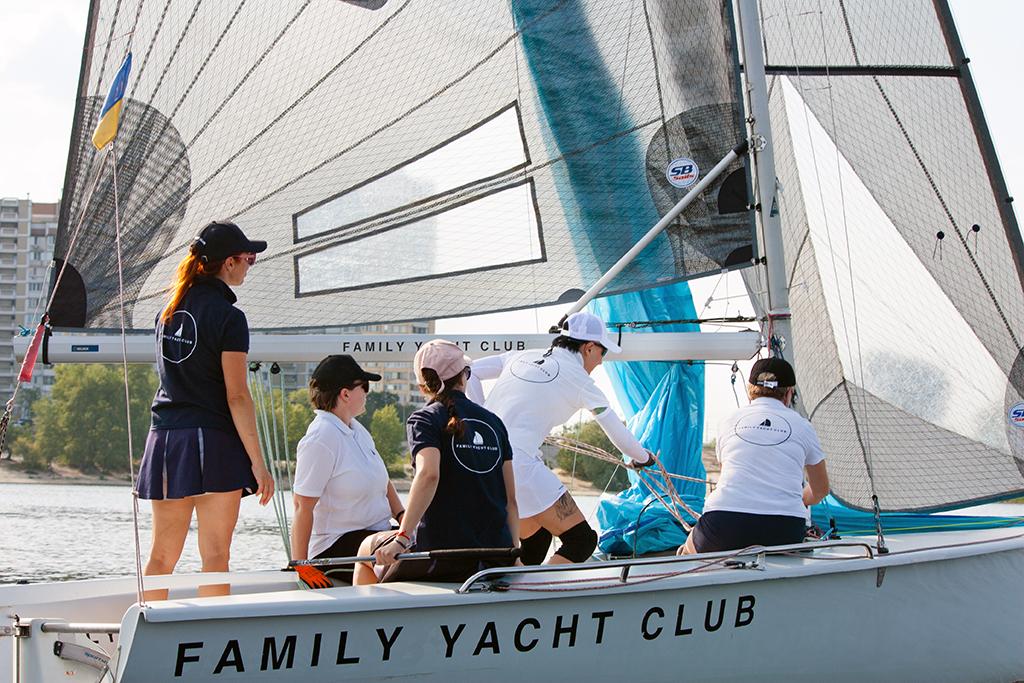 «Сила вітру»: Як вітрильництво допомагає жінкам повірити у свої сили та здобути новий фах 7 «Сила вітру»: Як вітрильництво допомагає жінкам повірити у свої сили та здобути новий фах