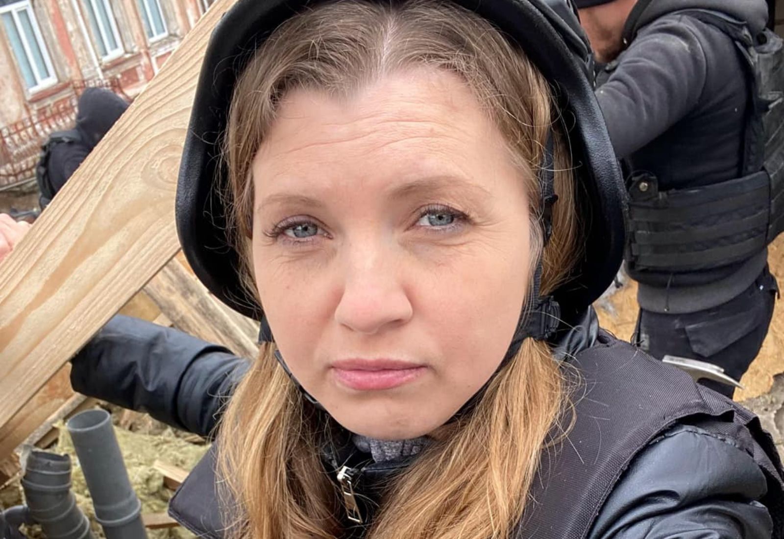 У Херсоні напали на журналістку, яка знімала будівництво підземних шкіл