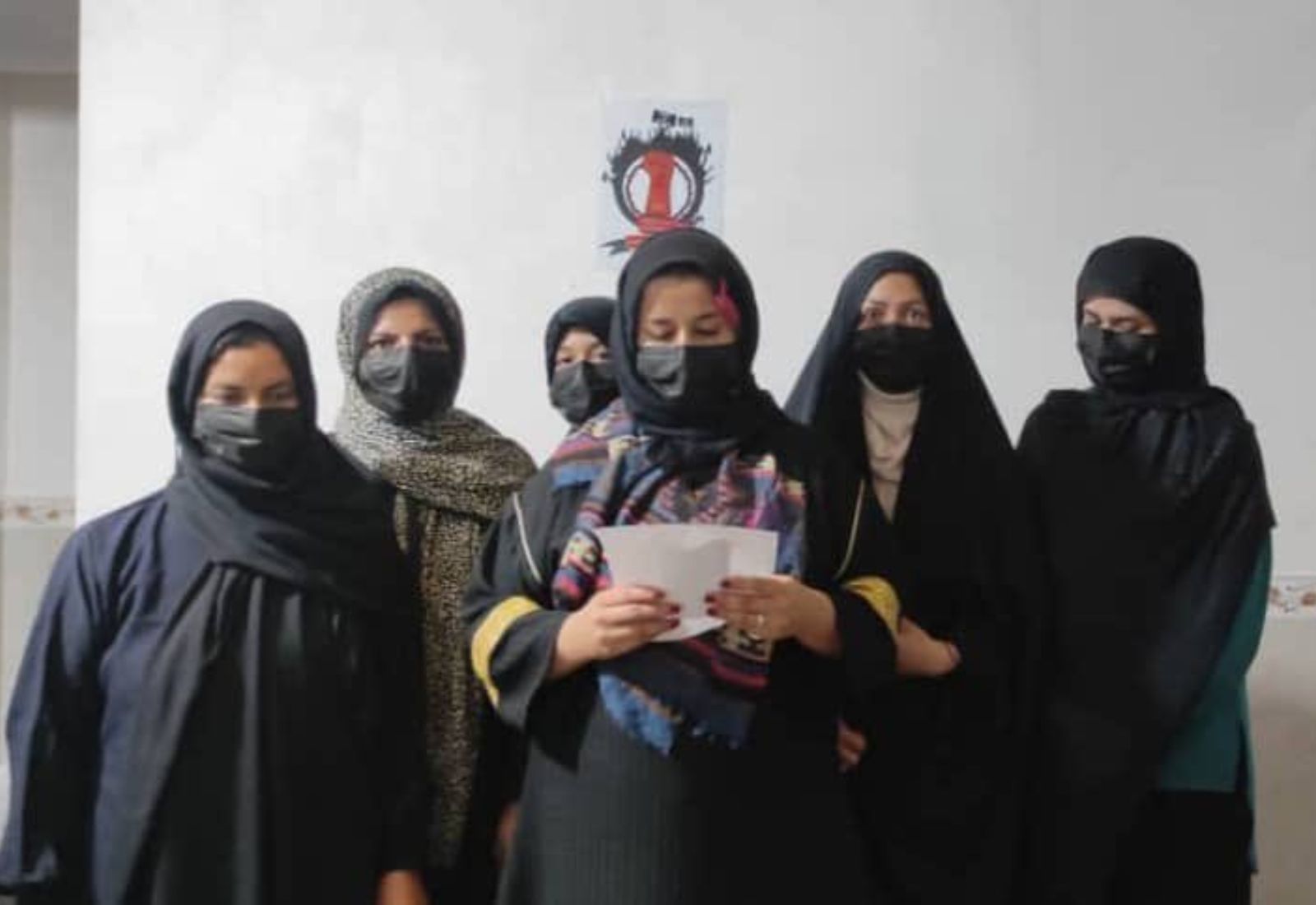 Жінки в Афганістані викладають відео, на яких вони співають і читають вірші, протестуючи проти нового закону «Талібану»