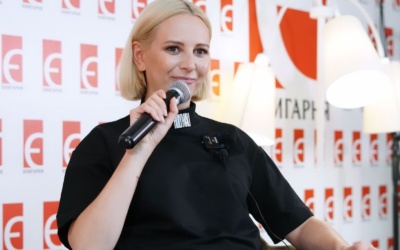 «До та після». Емма Антонюк запустила сестринський флешмоб у відповідь Арестовичу на рекламу семінару про «жінку на службі у сатани»