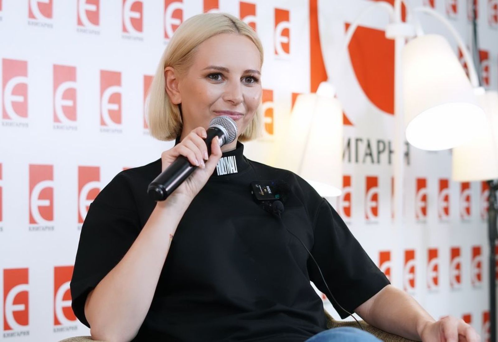 «До та після». Емма Антонюк запустила сестринський флешмоб у відповідь Арестовичу на рекламу семінару про «жінку на службі у сатани»