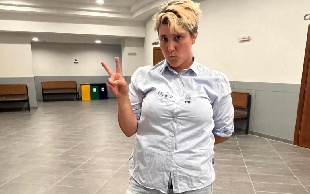 Спалила російський прапор і написала «вбивці». У Болгарії дівчину майже добу тримали під арештом через протест проти вторгнення росії в Україну