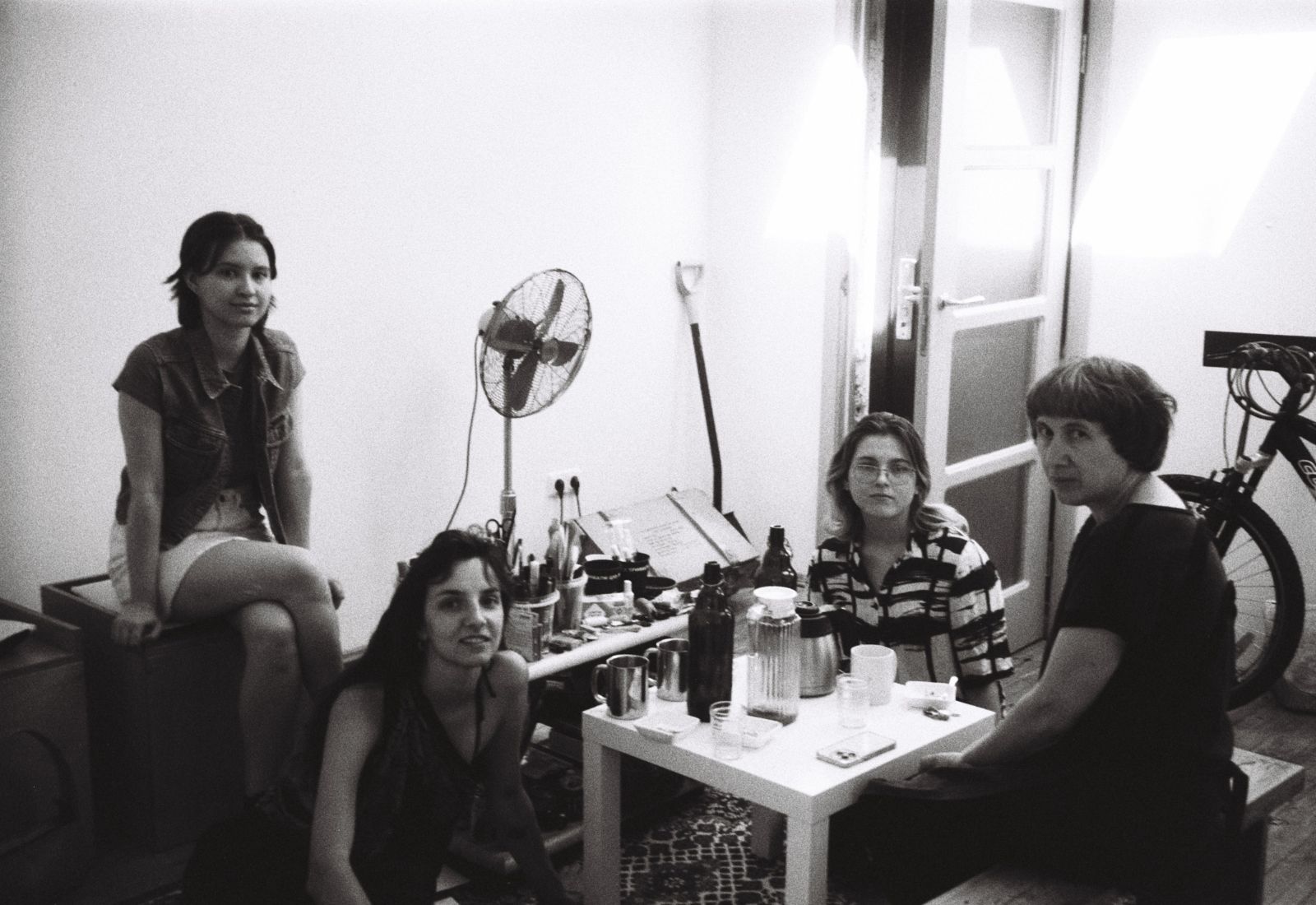 «Плин, що несе нас проти течії». У Києві виставлять роботи художниць, які брали участь у резиденції під кураторством Алевтини Кахідзе