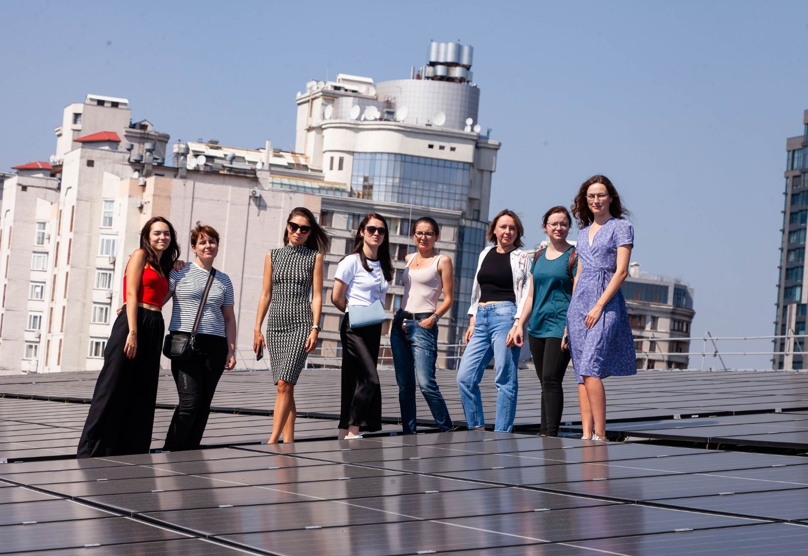 «Монтувальниця сонячних електростанцій»: дев’ять українок опанували нову професію на курсі від Greenpeace