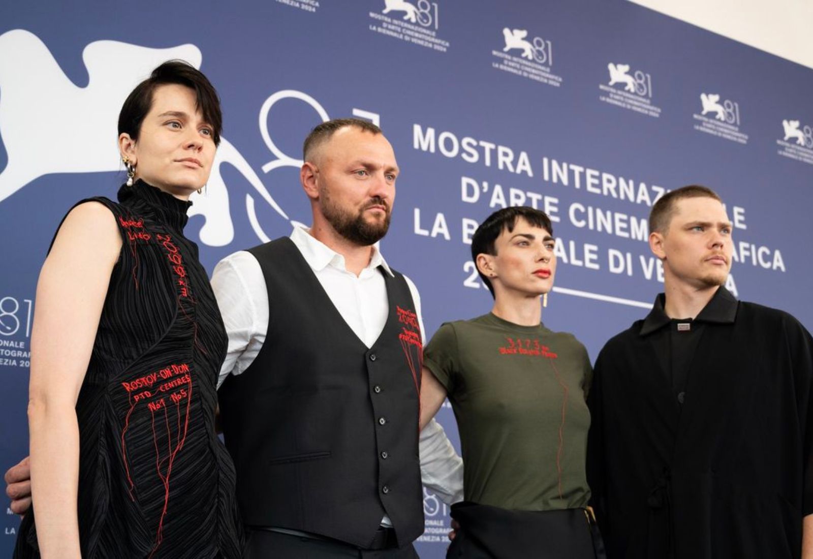 Прем’єра фільму Ольги Журби «Пісні землі, що повільно горить» у Венеції: на червоному хіднику провели акцію на підтримку українських полонених