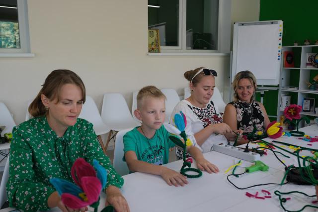 Відволікатися від буденних турбот. Як майстриня допомагає жителькам прифронтової Сумщини знайти хобі й додатковий дохід