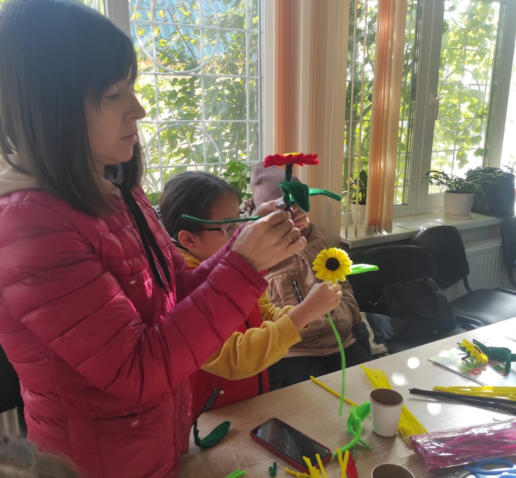 Відволікатися від буденних турбот. Як майстриня допомагає жителькам прифронтової Сумщини знайти хобі й додатковий дохід