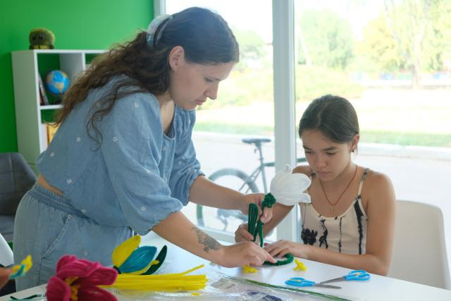 Відволікатися від буденних турбот. Як майстриня допомагає жителькам прифронтової Сумщини знайти хобі й додатковий дохід