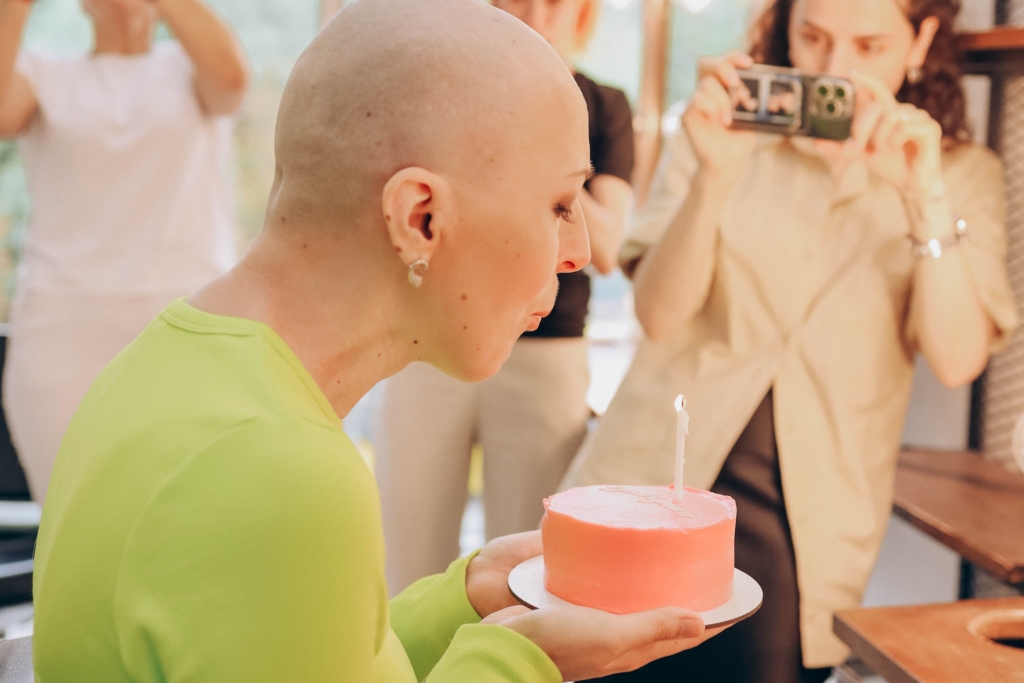 Як прийняти втрату волосся під час хімієтерапії: Історія проєкту Goodbye Hair 