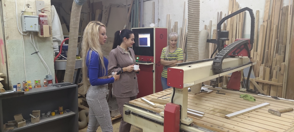 «Ми не тільки на кухні вміємо працювати»: Як миколаївська підприємиця допомагає жінкам опанувати програмне керування верстатами