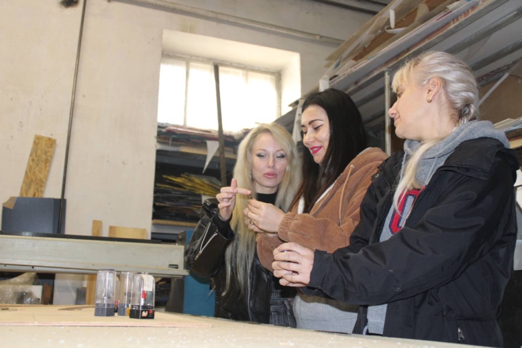 «Ми не тільки на кухні вміємо працювати»: Як миколаївська підприємиця допомагає жінкам опанувати програмне керування верстатами