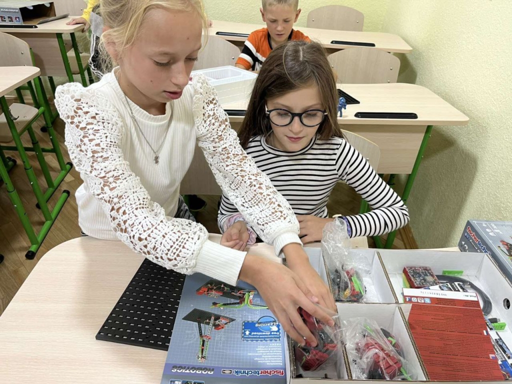 Дрони, роботи й плати: Як науковий гурток заохочує дівчат вивчати сучасні технології