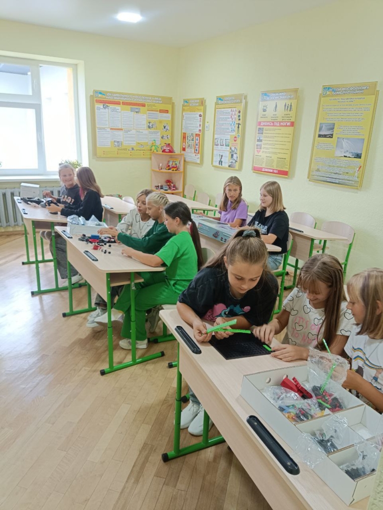 Дрони, роботи й плати: Як науковий гурток заохочує дівчат вивчати сучасні технології