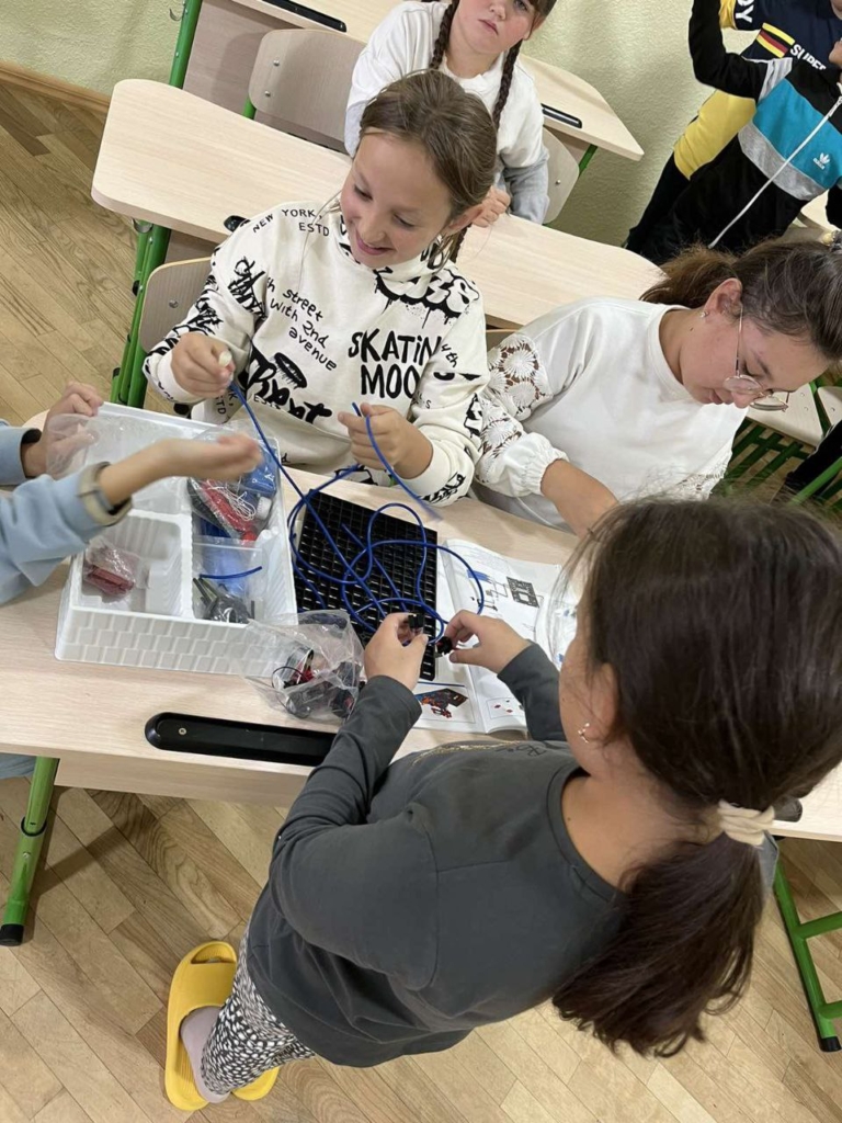 Дрони, роботи й плати: Як науковий гурток заохочує дівчат вивчати сучасні технології