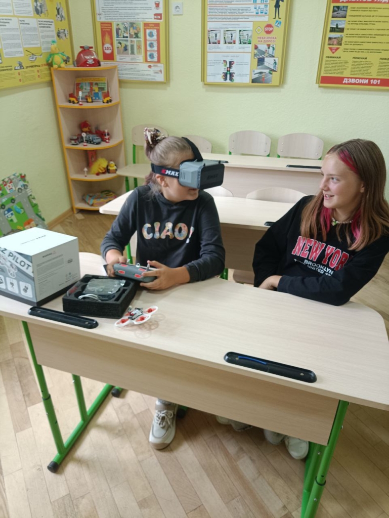 Дрони, роботи й плати: Як науковий гурток заохочує дівчат вивчати сучасні технології