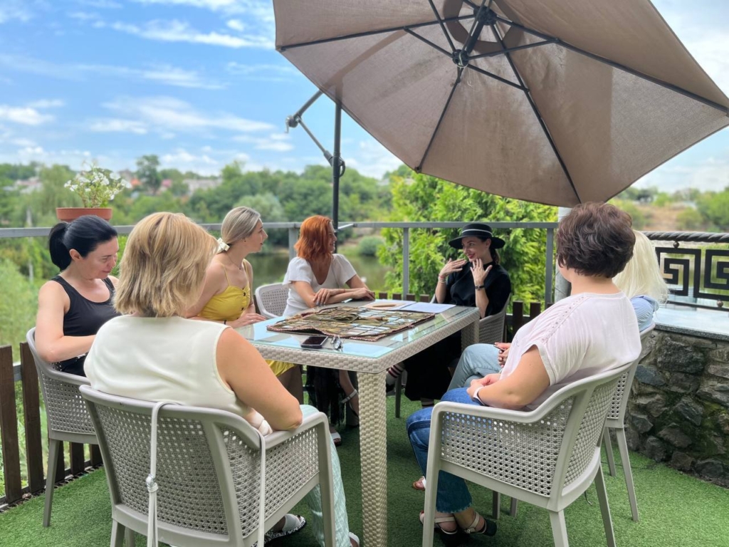 «ProЖити»: Як настільна гра, ретрити та лекції з історії допомагають жінкам відновитися в умовах війни