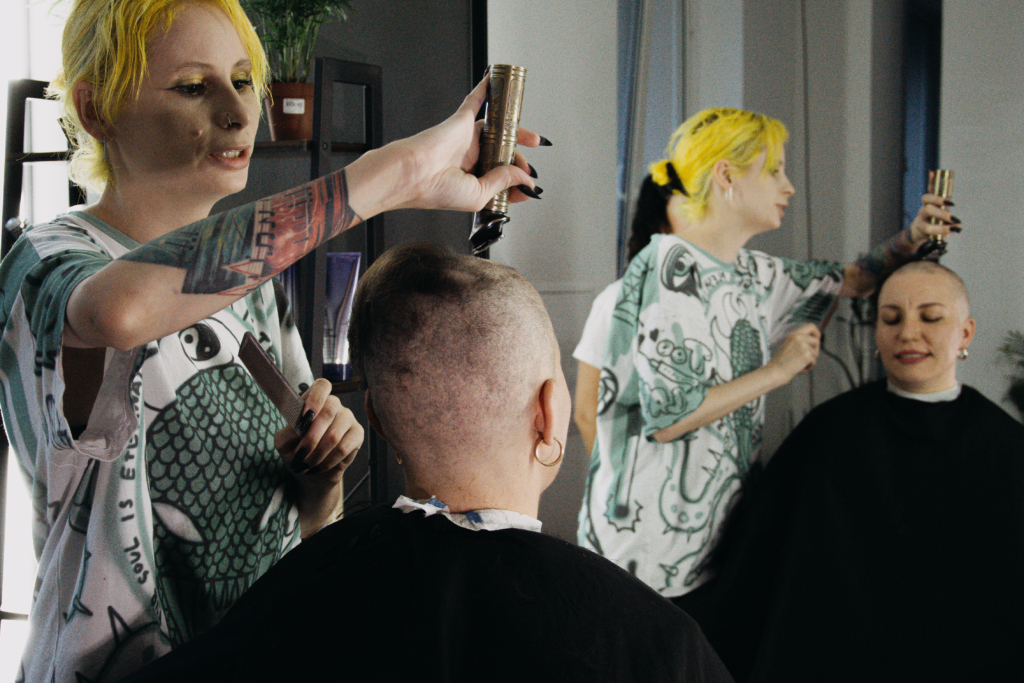 Як прийняти втрату волосся під час хімієтерапії: Історія проєкту Goodbye Hair 