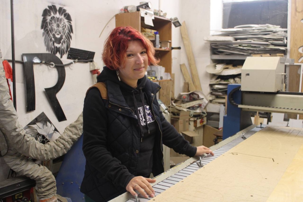 «Ми не тільки на кухні вміємо працювати»: Як миколаївська підприємиця допомагає жінкам опанувати програмне керування верстатами