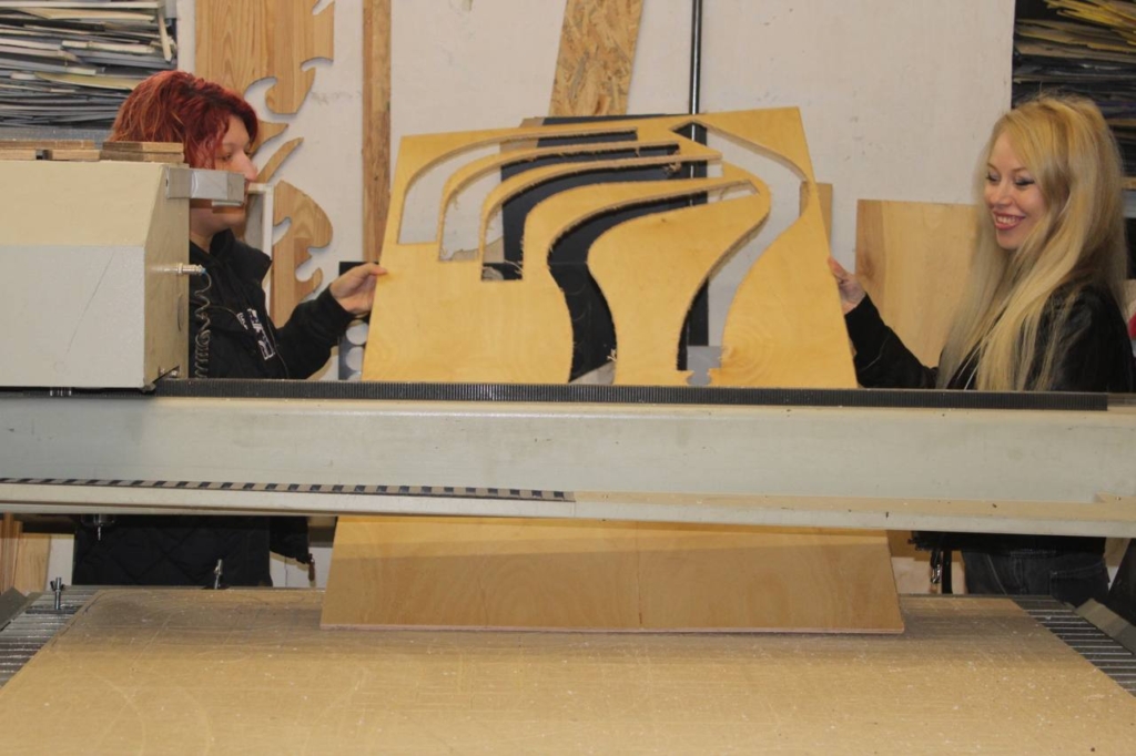 «Ми не тільки на кухні вміємо працювати»: Як миколаївська підприємиця допомагає жінкам опанувати програмне керування верстатами