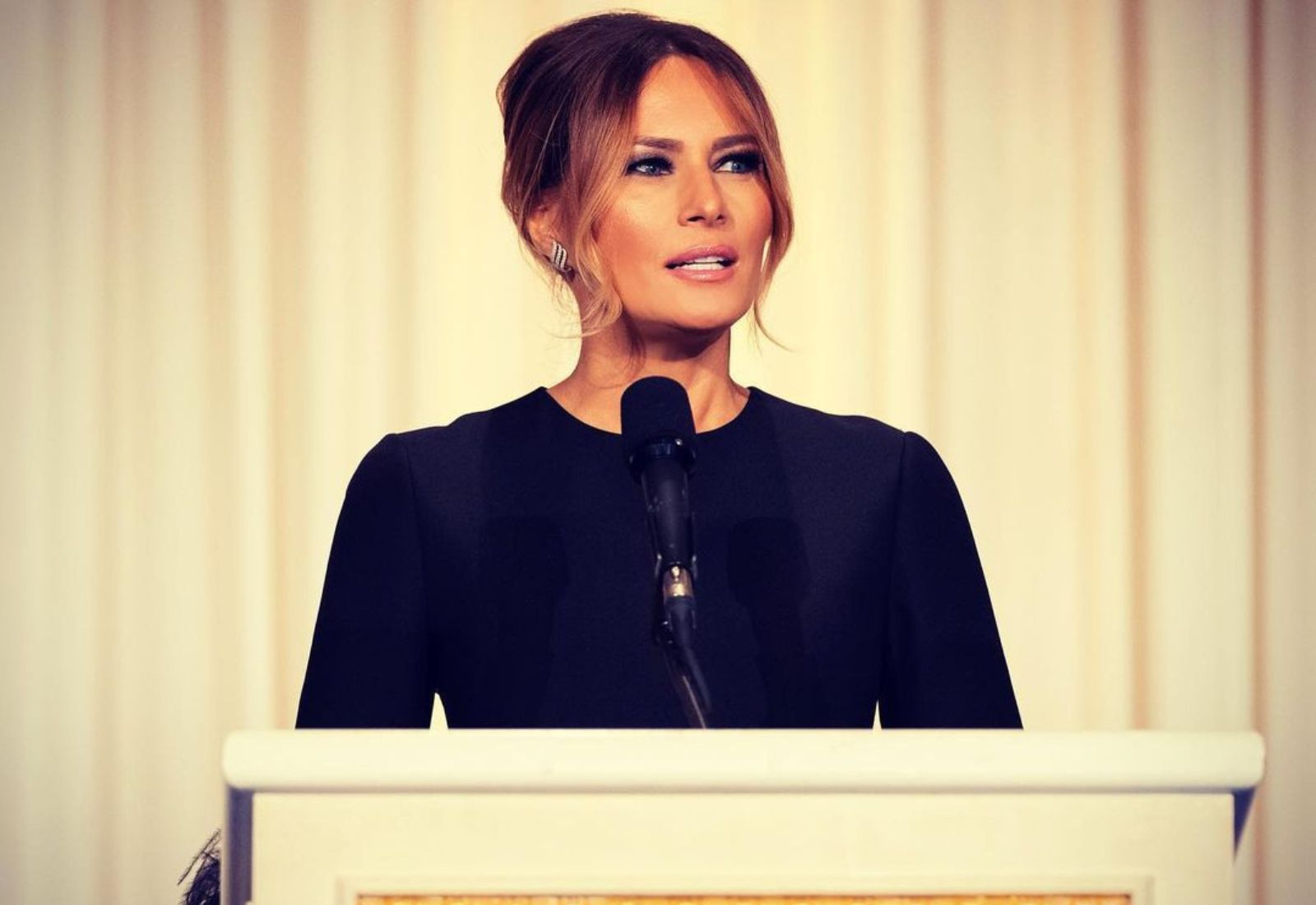 «Чому хтось інший, крім самої жінки, має право визначати, що їй робити зі своїм тілом?» Меланія Трамп у мемуарах підтримала право на аборт