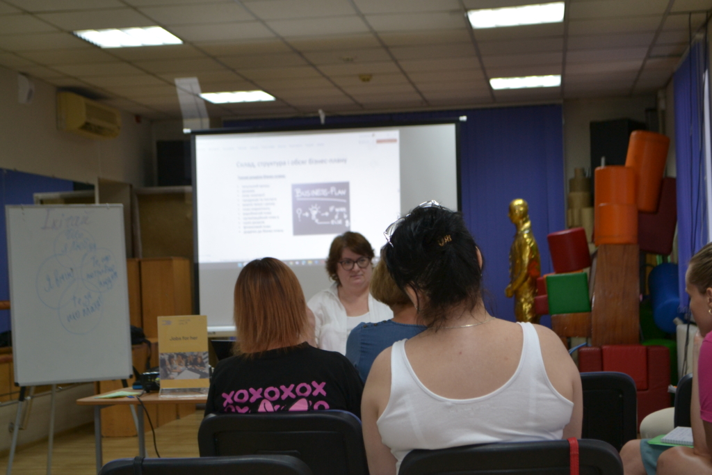 «Будувати життя з нуля та ставати видимими». Як тренінговий проєкт у Запоріжжі навчає жінок підприємництва