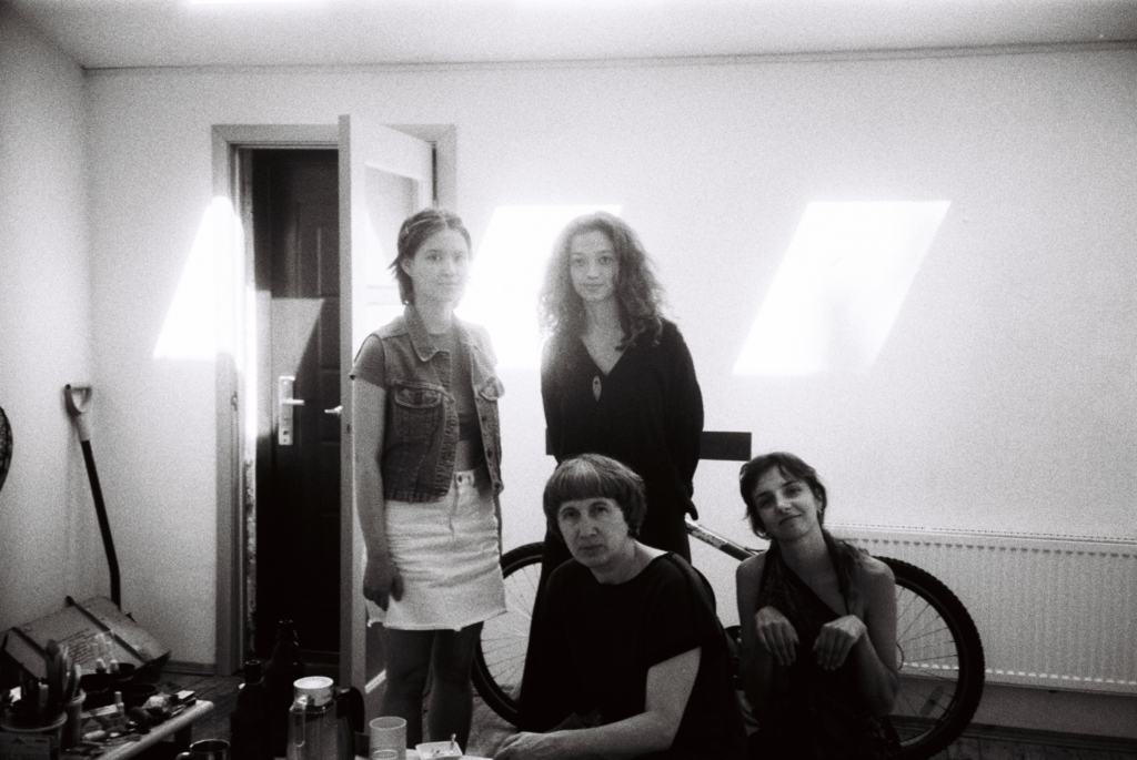 «Чи вважаю я міста України, з якими у мене немає зв’язку, своїм домом?» Як мистецька резиденція об’єднала художниць із різних регіонів країни