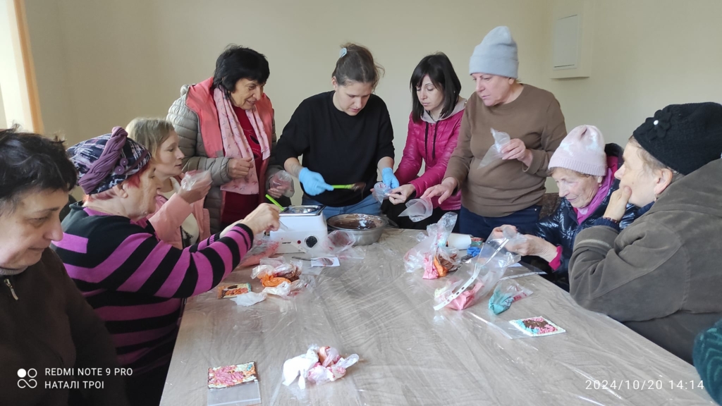 Відволікатися від буденних турбот. Як майстриня допомагає жителькам прифронтової Сумщини знайти хобі й додатковий дохід