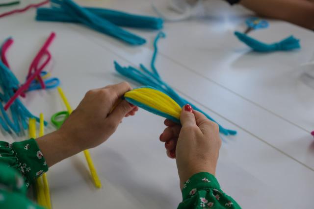 Відволікатися від буденних турбот. Як майстриня допомагає жителькам прифронтової Сумщини знайти хобі й додатковий дохід