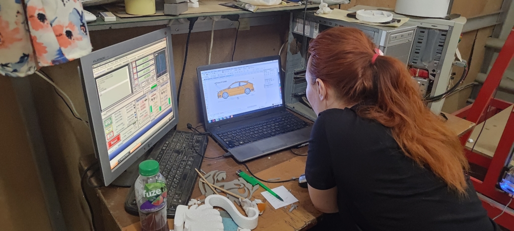 «Ми не тільки на кухні вміємо працювати»: Як миколаївська підприємиця допомагає жінкам опанувати програмне керування верстатами