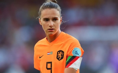 «Це середній палець для жіночого футболу». Понад 100 гравчинь виступили проти угоди ФІФА з нафтовою компанією із Саудівської Аравії