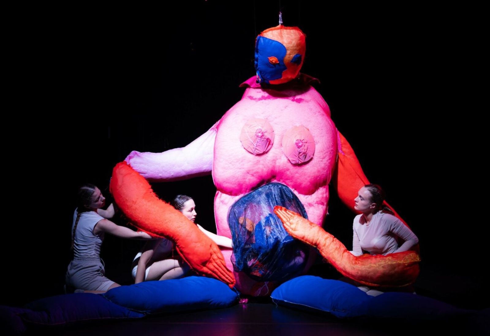 В Україні покажуть лялькову виставу «Я Вона Її» про етапи дорослішання жінки