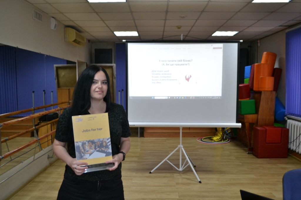 «Будувати життя з нуля та ставати видимими». Як тренінговий проєкт у Запоріжжі навчає жінок підприємництва